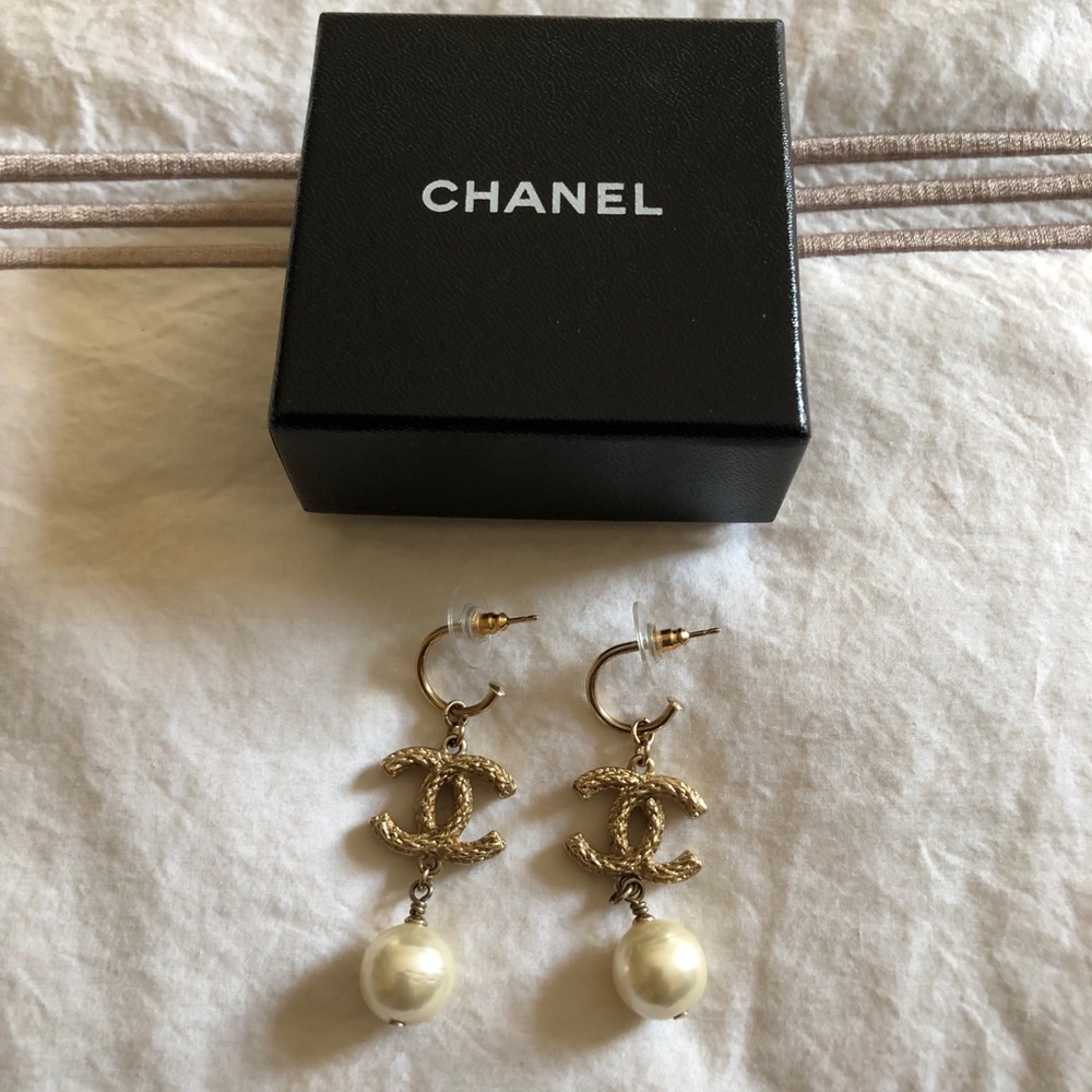 **SOLD!!** Chanel Gold and pearl drop earrings. - Picture 1 of 1